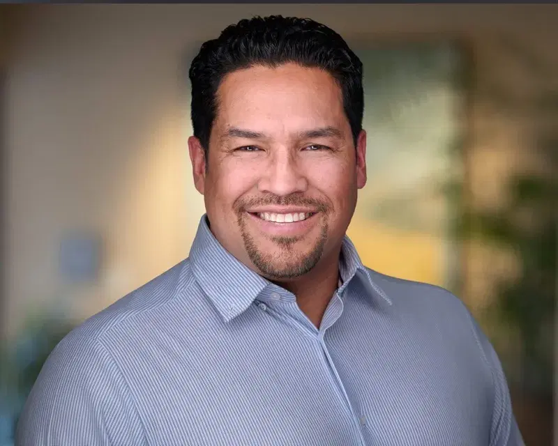 Headshots for real estate agents Phoenix - indoor environmental background