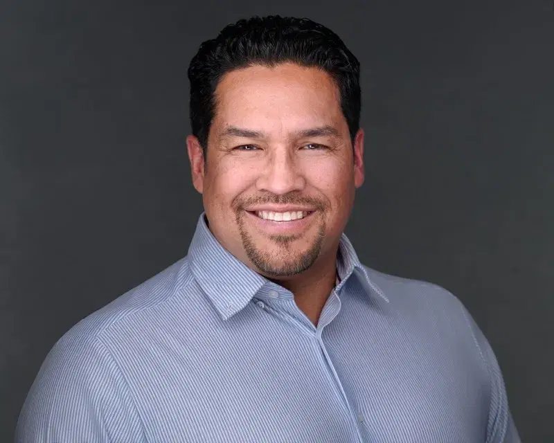 Headshots for real estate agents Scottsdale - studio background replacement